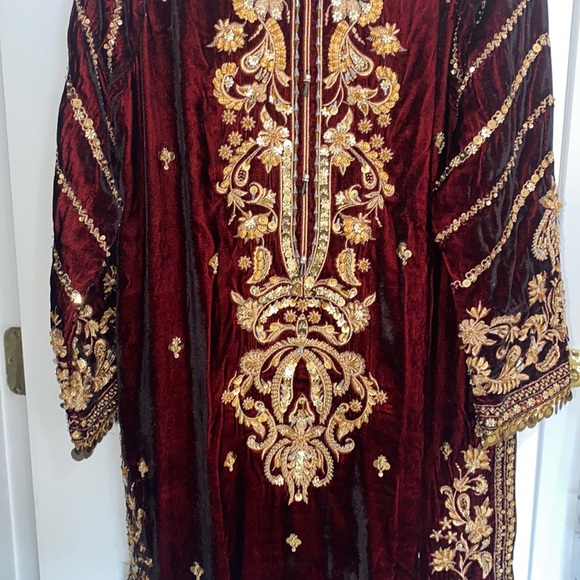 Gorgeous Pakistani 3 Piece Velvet Suit - Picture 2 of 8
